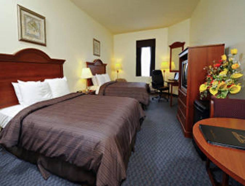 Days Inn By Wyndham Toronto East Beaches エクステリア 写真